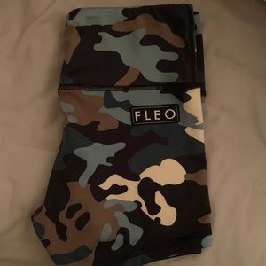 Fleo shorts size small